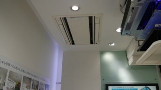 自動昇降パネルがついた天井カセット形室内機の外観