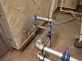 機械室の給湯配管を新たに引きます、ステンレス管が輝いております。