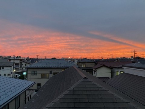 夕暮れ時刻の17時にJR下総中山駅方面を撮影